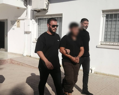 Άνδρας πέρασε από «νεκρή ζώνη» και βρέθηκε στα κατεχόμενα με χειροπέδες Ισχυρίστηκε ότι έπαιρνε βόλτα τον σκύλο του (ΕΙΚΟΝΑ)