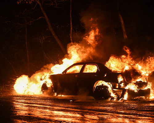 Στις φλόγες εν κινήσει όχημα στον αυτοκινητόδρομο