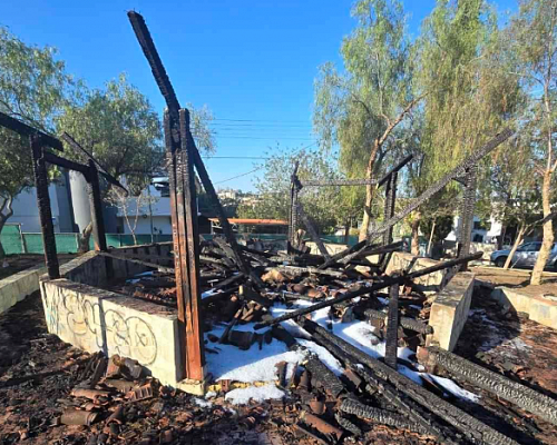 Πυρ και μανία: Η στιγμή που δημοτική περιουσία τυλίγεται στις φλόγες Οι δημότες θα πληρώσουν τις €20 χιλ. για αποκατάσταση