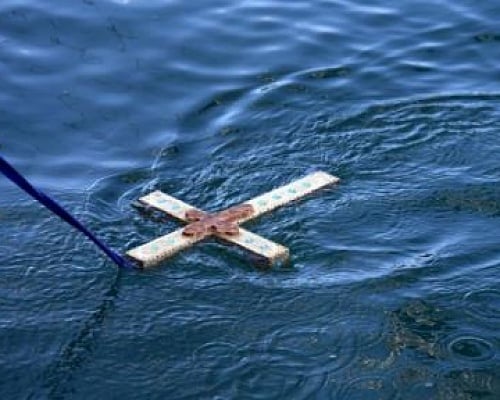 Κατηγορήθηκε γραπτώς ο 45χρονος που έκλεψε τον σταυρό στα Θεοφάνεια