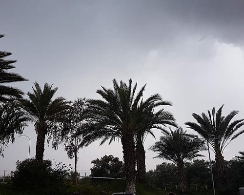 Μια ανάσα πριν το 40άρι ο υδράργυρος, βροχές και ισχυροί άνεμοι στο «μενού»