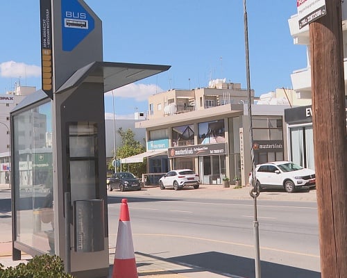Βρίσκει εξόφθαλμα λάθη στις στάσεις λεωφορείων ο Ελεγκτής: «Πρωτοφανές και απαράδεκτο»
