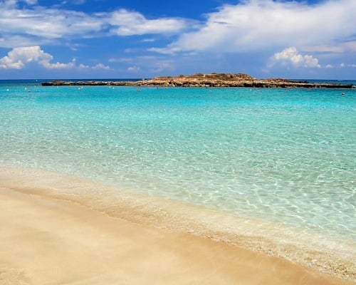 Το σκέφτεστε για το πρώτο μπάνιο της σεζόν; Διαβάστε την καιρική πρόγνωση για αύριο