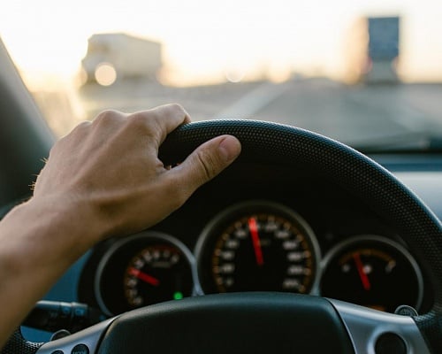 Έρχονται αυστηρότεροι νόμοι για τους νέους οδηγούς, όλα όσα θα αλλάξουν