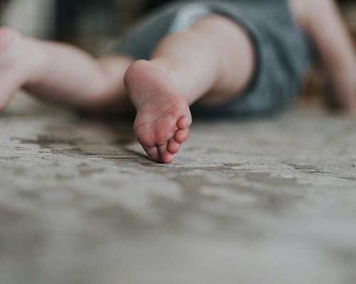 Η γιαγιά μετέφερε το νήπιο με τα εγκαύματα στο νοσοκομείο, τι ισχυρίστηκαν οι γονείς