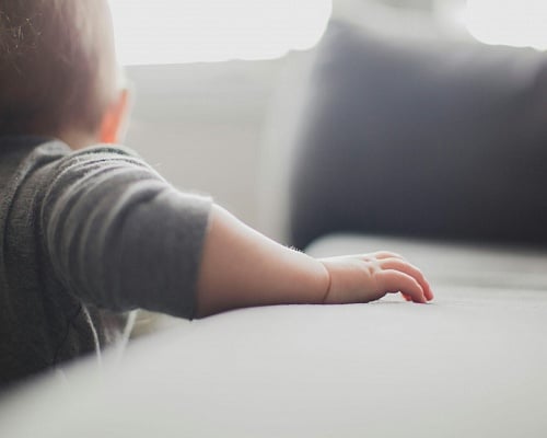 Αγοράκι 3,5 ετών έφυγε από το σχολείο, διασταύρωσε δρόμο και περιπλανιόταν