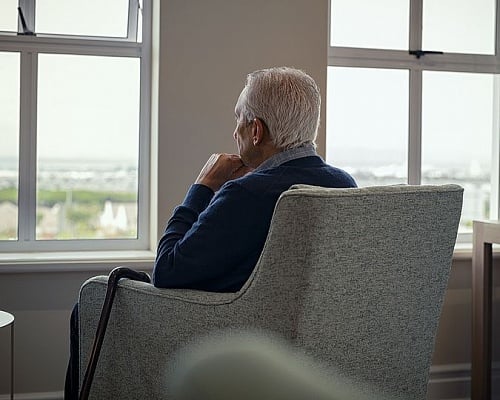 Θα απαλύνει και τη μοναξιά των ηλικιωμένων το «κόκκινο κουμπί»; «Δυστυχώς είμαστε πρωταθλητές»