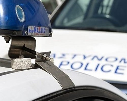 Χειροπέδες σε 19χρονη για ζημιές σε τζάμια λεωφορείου στη Λάρνακα, καταζητείται 15χρονη