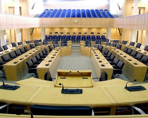 Αναβολή μιας εβδομάδας για τις πολλαπλές συντάξεις ενώπιον Ολομέλειας