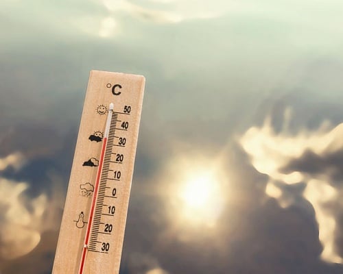 Πέφτει η θερμοκρασία, υποχωρεί η σκόνη: Ο καιρός μέχρι την Τετάρτη