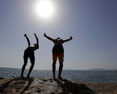 Καιρός για παραλία, στους 39 ο υδράργυρος. Οι προβλέψεις για το τριήμερο του Κατακλυσμού