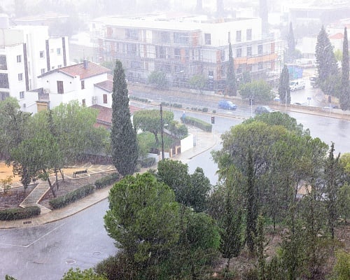 Στους 35°C η θερμοκρασία: Πού θα πέσουν βροχές, καταιγίδες και δυνατή χαλαζόπτωση
