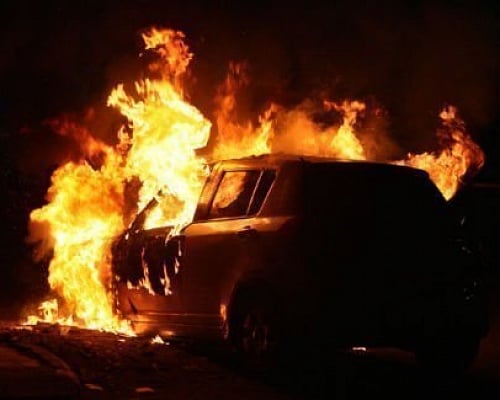 Τρία πρόσωπα γλίτωσαν από θαύμα: Αυτοκίνητο τυλίχθηκε στις φλόγες στον αυτοκινητόδρομο Λάρνακας-Λευκωσίας