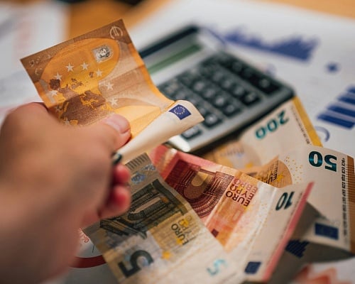 Προς τα πάνω οι μισθοί του Δημοσίου: Έτσι υπολογίζεται η αύξηση της ΑΤΑ για την επόμενη τριετία