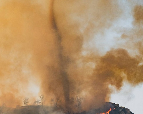 ΕΙΚΟΝΑ: «Πυροστρόβιλος» παρατηρήθηκε στη μεγάλη πυρκαγιά της Τριμίκλινης