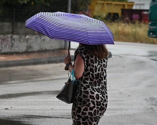 Με βροχές και καταιγίδες κάνει ποδαρικό ο Ιούνιος, πότε αλλάζει το σκηνικό