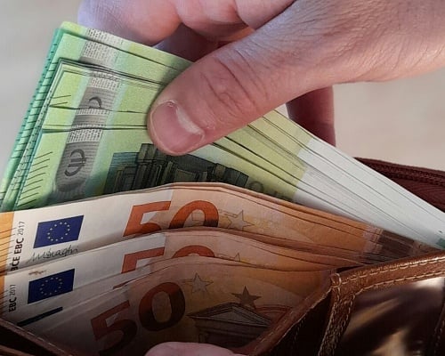 Ποιες χώρες έχουν τους υψηλότερους και χαμηλότερους κατώτατους μισθούς στην Ευρώπη;