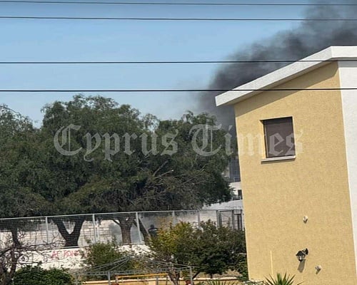 Κουκουλοφόροι έβαλαν φωτιά και έριχναν κροτίδες σε σχολείο. Μήνυμα σε γονείς να παραλάβουν τα παιδιά (video)