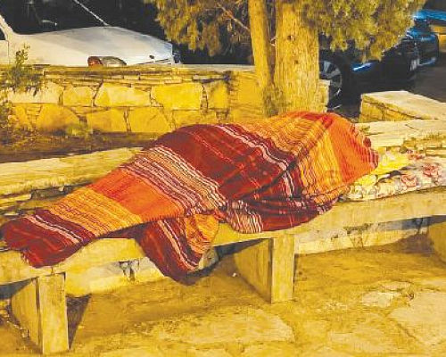 Άστεγη γυναίκα βρέθηκε νεκρή σε παγκάκι κρατώντας κουπόνι για τρόφιμα