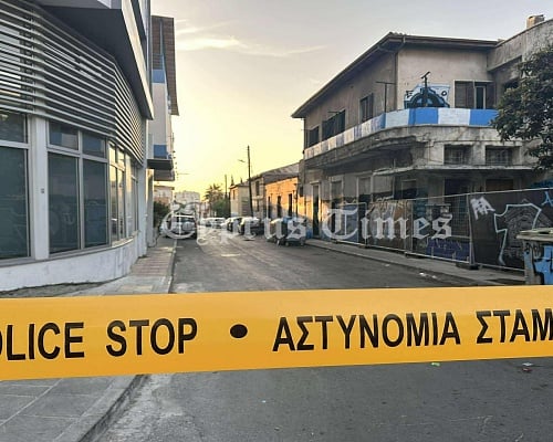 Κουκουλοφόροι, μολότοφ, ζημιές. Ξανά αντιμέτωπη με οπαδική βία η Αστυνομία, δεν πρόλαβε τα «προεόρτια» του ντέρμπι (pics)