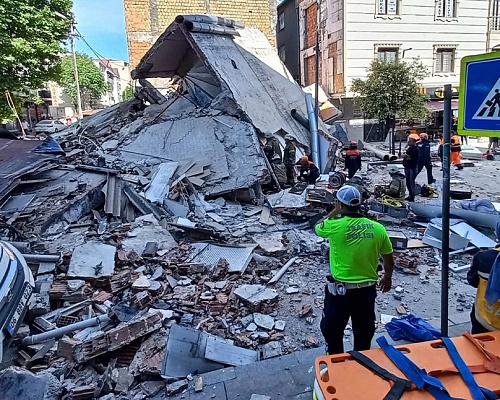 Η στιγμή της κατάρρευσης του τριώροφου κτιρίου στην Κωνσταντινούπολη - Η στιγμή της κατάρρευσης του τριώροφου κτιρίου στην Κωνσταντινούπο